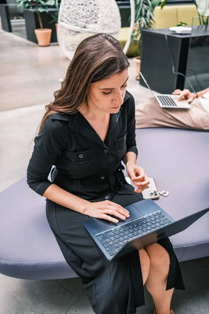 Une responsable marketing travaille sur son ordinateur portable dans un espace de travail
